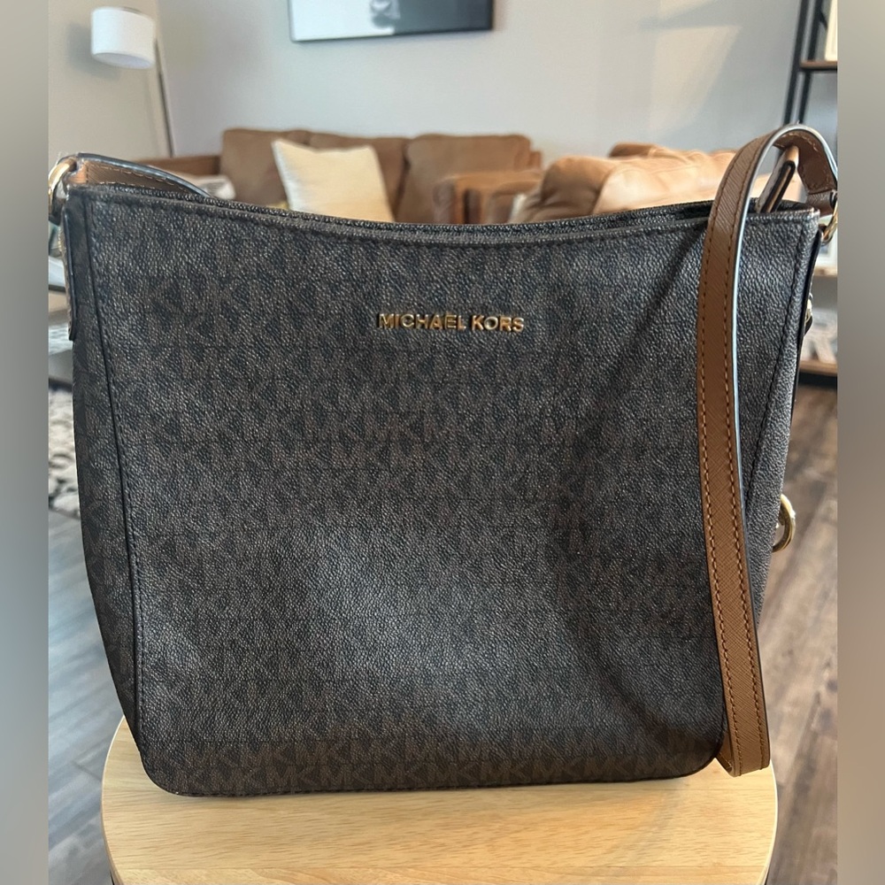 Michael Kors crossbody. Perfect condition. Used once.